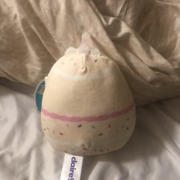 Dorina the birthday cake squishmellow - Picture 2 of 3